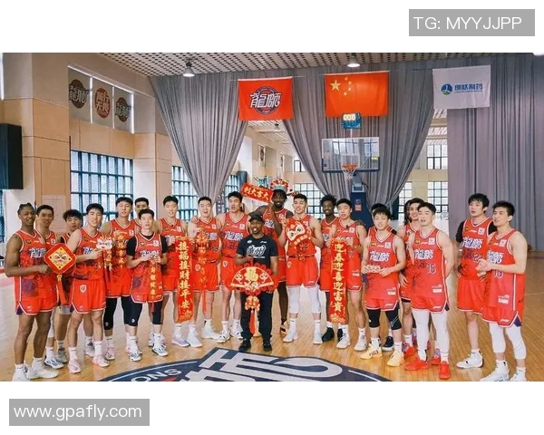 广州队男篮约翰逊展现强大篮板能力助力球队争夺胜利